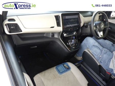 2020 Nissan Serena - thumbnail 4