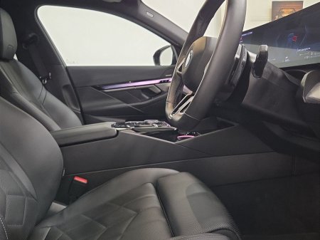 2025 BMW 5 Series 530 E M Sport Auto 530 e M Sport 530 e eDrive 22.1 kWh PHEV 299 184BHP /135 kw Auto Start/Stop thumbnail