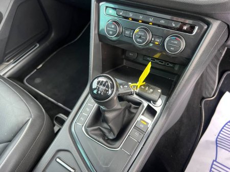 2020 Volkswagen Tiguan R-LINE 2.0 TDI // OPENING PAN ROOF // 19" R-LINE ALLOYS // HEATED R-LINE LEATHER SEATS // 360 PARKING SENSORS €28,900 thumbnail