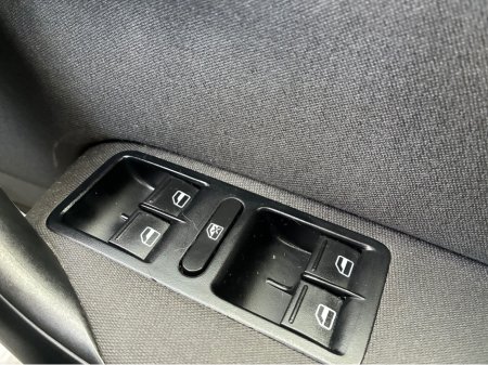 2013 Volkswagen Polo - thumbnail 22