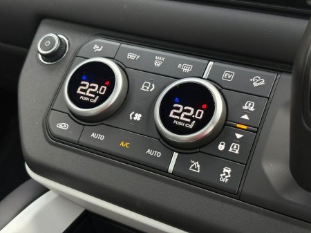 2025 Land Rover Defender - thumbnail 17
