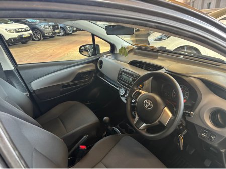 2015 Toyota Yaris - thumbnail 9