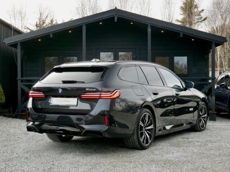 2025 BMW 5 Series - thumbnail 6