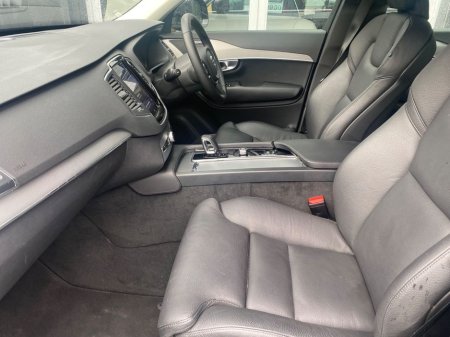 2024 Volvo XC90 T8 Core Recharge AWD Auto (PHEV) €64,900 thumbnail