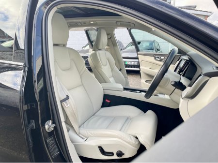 2023 Volvo XC60 T6 RECHARGE PHEV PLUS DARK AWD AUTO 5DR €39,995 thumbnail