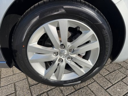 2017 Peugeot 308 - thumbnail 4