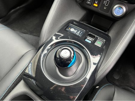 2020 Nissan Leaf N-CONNECTA EV //LOW MILES//HIGH SPEC//HEATED FRONT AND REAR SEATS//360 PARKING CAMERAS//KEYLESS ENTRY//ADAPTIVE CRUISE CONTROL// €13,950 thumbnail