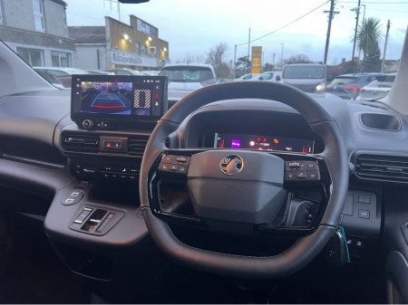 2024 Opel Combo Life Only 2700 Kms ULTIMATE Spec As Brand New 5 Seat Full Electric www.bolands.ie Est.1955 €24,950