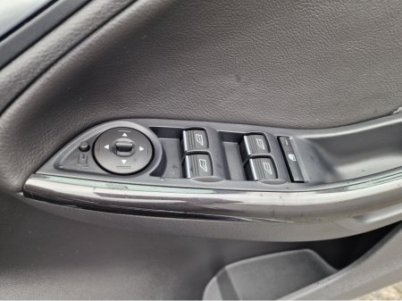 2016 Ford Focus - thumbnail 22