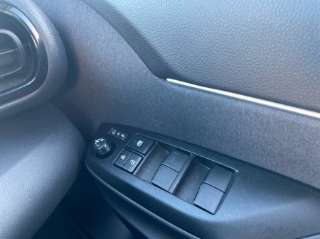 2025 Toyota Yaris Cross - thumbnail 8