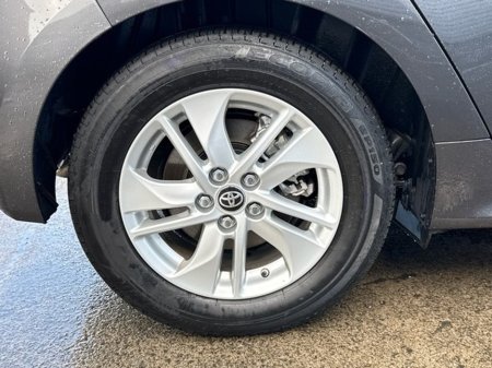 2023 Toyota Yaris HYBRID LUNA // REAR CAMERA // TOYOTA SAFETY SENSE // BLUETOOTH // AIR CON // FULL WARRANTY €23,945 thumbnail