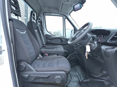 2021 Iveco Daily T35-140  Tipper with 3 seats in front and flashing beacon lights, only 39,000 miles. thumbnail