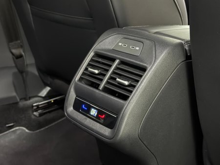 2025 Volkswagen Passat R-LINE 1.5 PHEV DSG €42,990 thumbnail