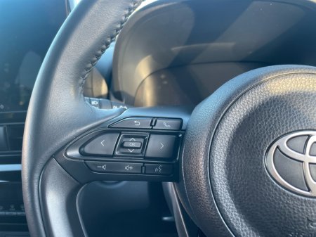 2025 Toyota Yaris Cross - thumbnail 6