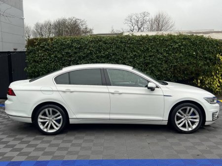 2017 Volkswagen Passat GTE 1.4 HYBRID // FULL SERVICE HISTORY // LEATHER HEATED SEATS // 18" ALLOYS // APPLE CARPLAY/ANDROID AUTO €18,900 thumbnail