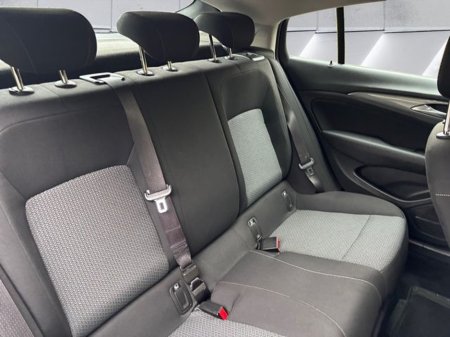 2017 Vauxhall Insignia 1.6 Design NAV Turbo D 5DR Auto €10,495 thumbnail