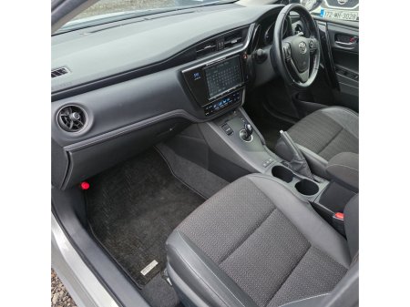 2017 Toyota Auris Hybrid €15,950 thumbnail