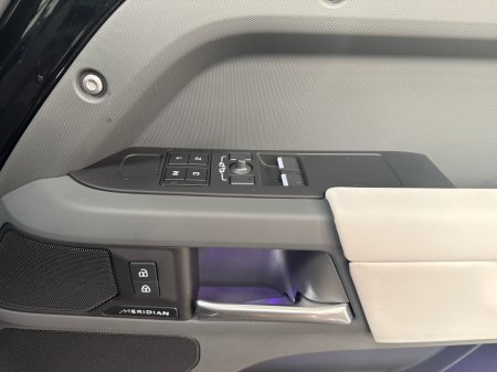 2025 Land Rover Defender - thumbnail 18