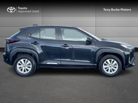 2023 Toyota Yaris Cross - view 3