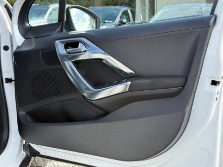 2016 Peugeot 2008 - thumbnail 17