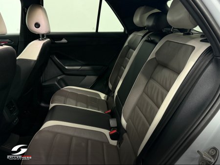 2022 Volkswagen T-Roc R-LINE 1.5 TSI D7F 150HP 5DR A €28,995 thumbnail