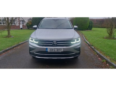 2023 Volkswagen Tiguan - thumbnail 2