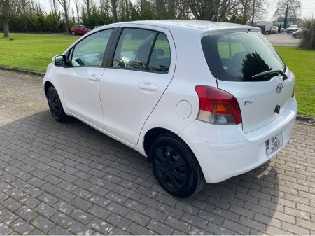 2010 Toyota Yaris - thumbnail 7