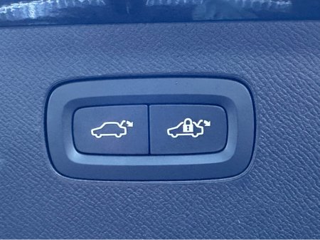 2025 Volvo XC90 CORE T8 PHEV AWD AUTO thumbnail