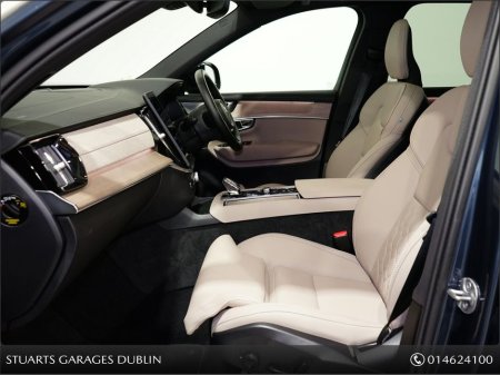 2025 Volvo XC90 PLUS DARK: DENIM BLUE WITH CARDAMOM LEATHER, PANORAMIC ROOF, AIR SUSPENSION, HARMAN KARDON, MEMORY SEATS, 360 CAMERA €83,945