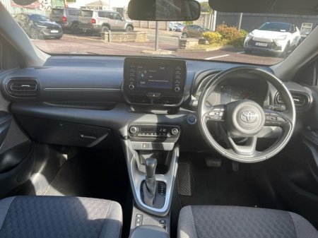 2022 Toyota Yaris FRESH SELECTION OF TRADE-INS HYBRID LUNA 4DR AUTO €23,000 thumbnail