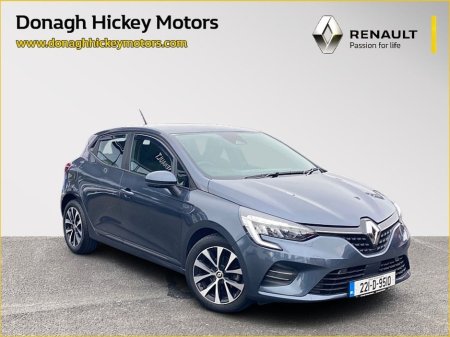 2022 Renault Clio Iconic TCe 90 €18,900