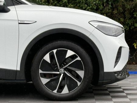 2021 Volkswagen ID.4 PRO LIFE 77KWH // 19" DIAMOND CUT ALLOYS // APPLE CARPLAY/ANDROID AUTO // PARKING SENSORS €21,900 thumbnail
