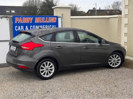 2017 Ford Focus - thumbnail 5