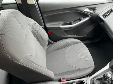 2016 Ford Focus - thumbnail 17