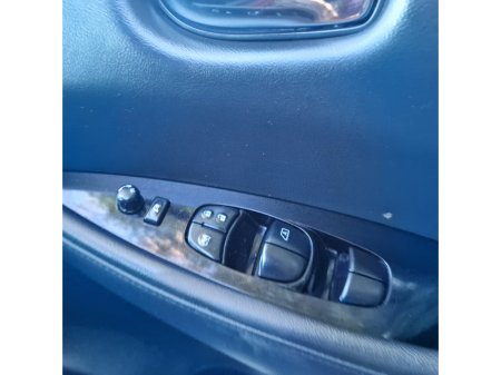 2014 Nissan Leaf - thumbnail 7