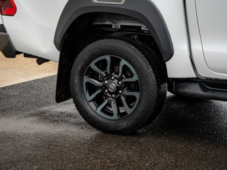 2024 Toyota Hilux - view 4
