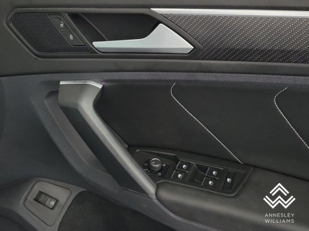 2023 Volkswagen Tiguan Tiguan R-Line Tsi Phev €38,950 thumbnail