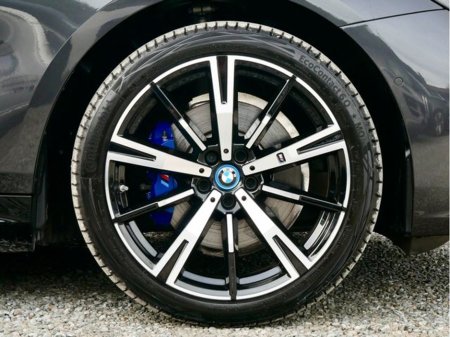 2025 BMW 5 Series - thumbnail 13