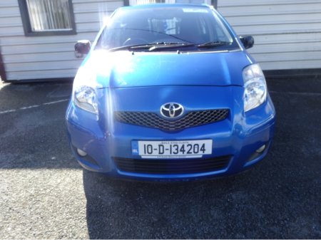 2010 Toyota Yaris - view 2