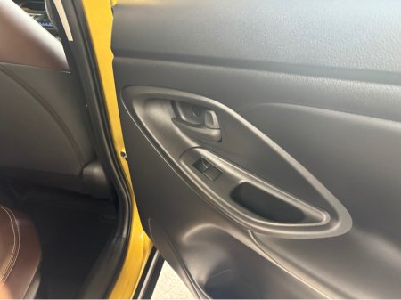 2021 Toyota Yaris - thumbnail 2