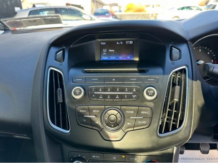 2016 Ford Focus - thumbnail 16