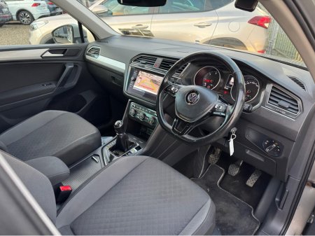 2020 Volkswagen Tiguan CL 2.0 TDI MANUAL 6SPEED FWD 150HP 5DR €22,950 thumbnail