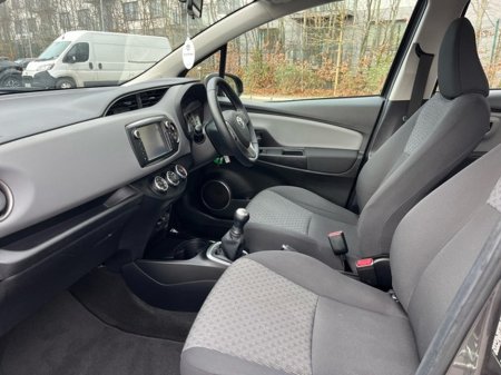 2015 Toyota Yaris - thumbnail 6