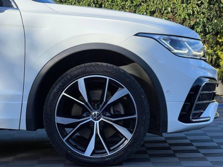 2023 Volkswagen Tiguan R-LINE 1.4 HYBRID // 20" R-LINE ALLOYS // PARKING SENSORS // APPLE CARPLAY/ANDROID AUTO €36,900 thumbnail