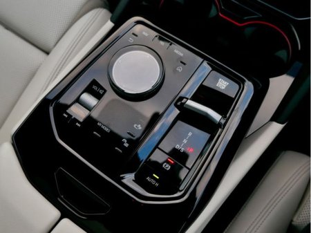 2025 BMW 5 Series - thumbnail 25