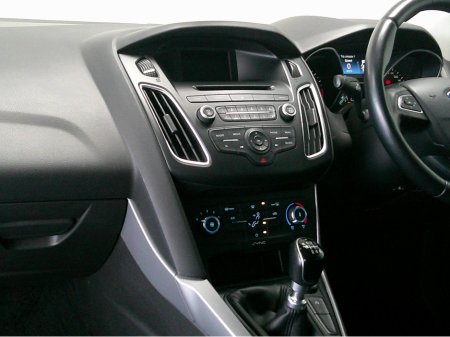 2017 Ford Focus - thumbnail 16