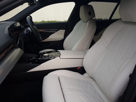 2025 BMW 5 Series - thumbnail 7