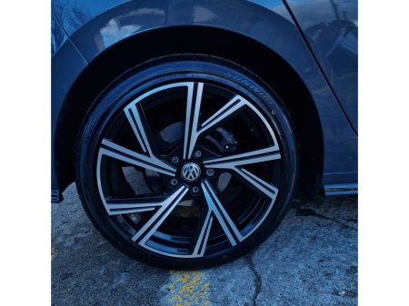 2024 Volkswagen Golf LIFE 2.0 TDI 115HP 5DR WITH A GENUINE R-LINE KIT €35,750 thumbnail