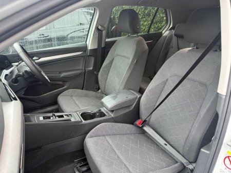 2024 Volkswagen Golf 1.0 eTSI // APPLE CARPLAY/ANDROID AUTO // DIAMOND CUT ALLOYS // DIGITAL CLUSTER €28,900 thumbnail