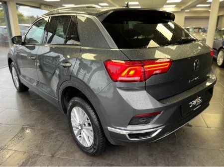 2022 Volkswagen T-Roc DESIGN SPORT 1.0 TSI 110HP €19,900 thumbnail